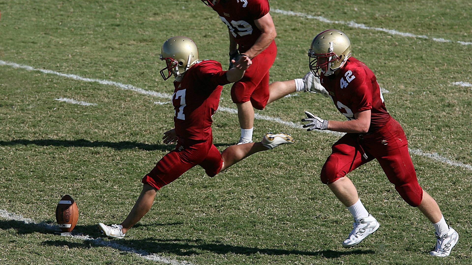 球迷冲突引发停赛调查，俱乐部被罚重金，球迷冲入球场会受到处理